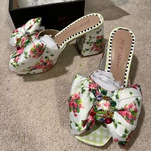 NWT - Betsey Johnson Possie Platform Sandal - White Multicolor - Size 8.5 Women